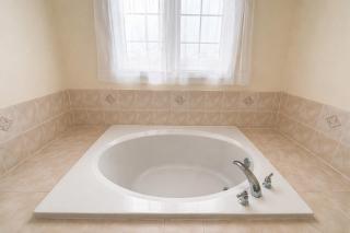 Private & Spacious Primary Suite with Jacuzzi! Shared Brampton Home with Living Room, Full Kitchen, Dining Area, Laundry & Patio! - 5