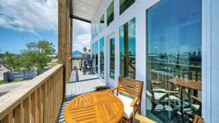 Sleeps 16 2 Homes Priv Pool Ping-Pong 1Block to Alister St. Shops Dining - 6