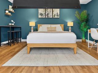 Private Studio - 5 Min to DT - Self Check-In - 75 Inch TV - 4