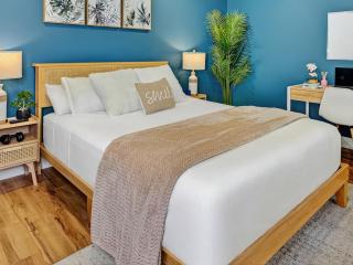 Private Studio - 5 Min to DT - Self Check-In - 75 Inch TV - 7