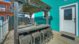 2 Blocks to the Beach Pool Patio w Bar Awave from it All by AvantStay - 6