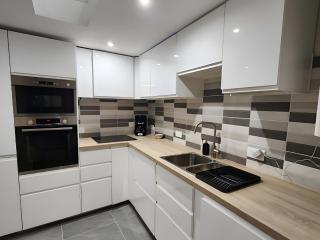 Guerlesquin village house - 3