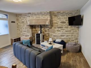 Guerlesquin village house - 8