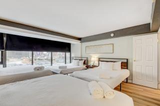 Iconic Vegas Views - 6 comfy Beds, NO RESORT FEES, Center Strip! - 6