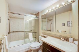 Iconic Vegas Views - 6 comfy Beds, NO RESORT FEES, Center Strip! - 2