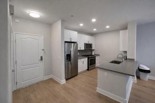 Luxury 2 Bedrooms 2 Bathrooms With Pool and Gym - 6