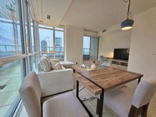 Entire 1BR Luxury Downtown Toronto Condo, Free Parking, Balcony - 4