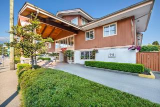 Econo Lodge Inn & Suites - 8