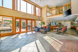 Econo Lodge Inn & Suites - 5