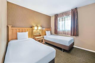 Econo Lodge Inn & Suites - 1