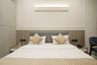 The Grand Platinum Hotel - 9