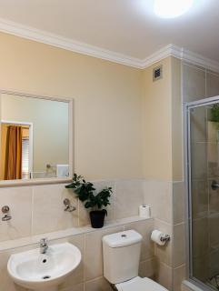 Skyline Views & Modern Luxury Apartment - 5