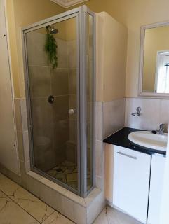 Skyline Views & Modern Luxury Apartment - 3