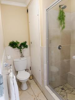 Skyline Views & Modern Luxury Apartment - 2