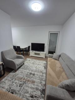 Nice apartment next to Rruga B - 7