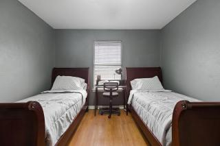 Family Retreat Near Kalahari Sleeps 10 Modern - 9