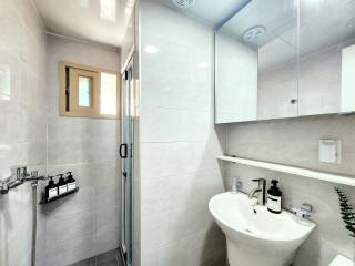 Hongdae Yeonnam Mangwon Walking Distance 3QBED Airport Railroad Luggage Storage Parking - 7