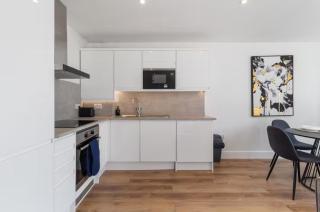 Stylish 2-Bedroom Apartment Near Station Ideal for Business & Leisure - 6