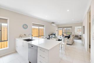 Modern 4BR Home in Peaceful White Rock Community - 4