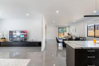 Elegant Roomy 4BR Retreat Close to Town Centre - 5