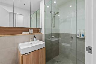 Heart of Brisbane RiverView Balcony Pool and BBQ - 2