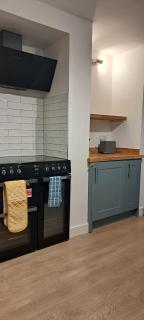 Ground Floor Apartment, Garden and free parking - 10 The Rise - 1