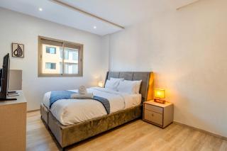 Sunny Luxe 2BR Heaven Apt Wi-Fi, Balcony & Pool - 3