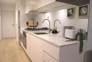 Luxury 2B2B CBD apartment with gym, pool, Jacuzzi, sauna & Woolworths On-site - 4