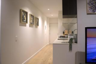 Luxury 2B2B CBD apartment with gym, pool, Jacuzzi, sauna & Woolworths On-site - 3