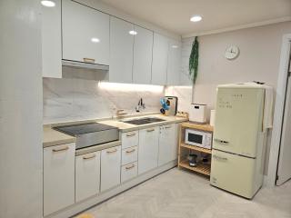 Hongik University Station Airport Railroad 1 minute - 5