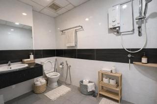 High Floor Partial Seaview 2BR Suite Near Gurney Mansion One 26 - 1