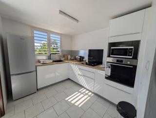 Appartement T2 avec mezzanine et terrasse offrant une vue panoramique sur les Saintes et à 100 m de la plage de Grande Anse - 3