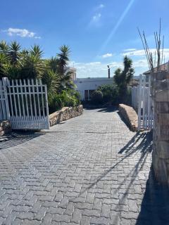 Spacious Entire place with Balcony - 8