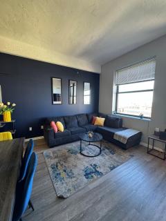 Modern 1BR Loft with a View - Prime Downtown Location - 7