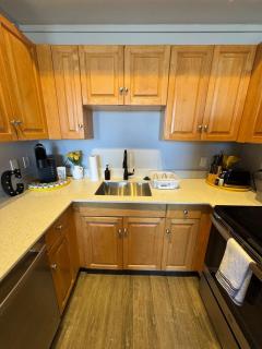 Modern 1BR Loft with a View - Prime Downtown Location - 3