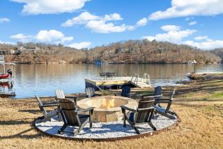 The Paddle & Pedal-Dock on Lake Windsor-Hot tub - 9