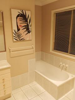 Room in big house, quiet green area - 1