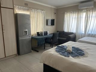 Monica's Guesthouse - 8