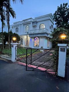 Shantiniketan Bungalow with green lawn - 0