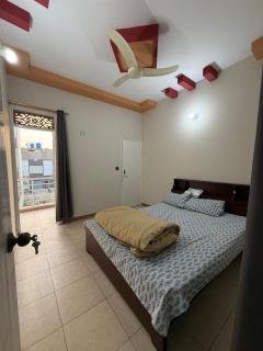 2 BED APARTMENT - 15 MINUTE DRIVEs FROM AIRPORT - 6