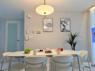 Sindaebang Station 8 minutes on foot 20 minutes by subway from Hongdae to Gangnam 3 room 4 queen beds 1 bed per person 2 floor 1 minute from convenience store - 2