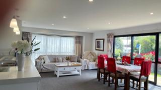 Sunny Warm Modern Home Steps to Oamaru Town Centre - 3
