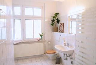 Ruhiges & modernes 5-Personen Apartment mit Boxspringbetten, Smart-TV, Wlan und Balkon - 3