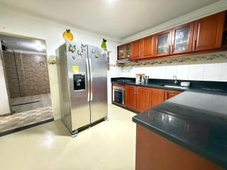 Espectacular casa de 3 pisos con zona social en azotea - 4