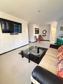 Espectacular casa de 3 pisos con zona social en azotea - 1