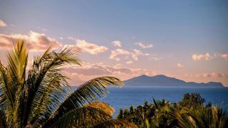 Appartement T2 avec mezzanine et terrasse offrant une vue panoramique sur les Saintes et à 100 m de la plage de Grande Anse - 5
