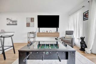 Sunset on the Bay Designer Condo with Private Balcony and Hotel Heated Pool - 0