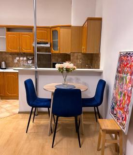 Spacious 2 bedroom Apartment in Warsaw Centre, Fast Wi-Fi, Self Check In, Family & Work Friendly - 0