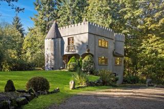 Magical Retreat at the Enchanted Vashon Castle - 9