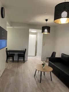 Bright Sauna Apartment 50m to Train, Near Airport - 3